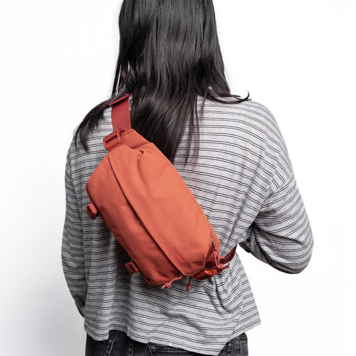 Moment Fanny Sling Bag 2L - Clay